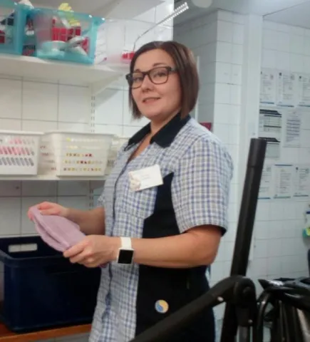 Opiskelija hymyilee kameraan