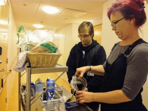 Ihmiset ottavat ruokaa