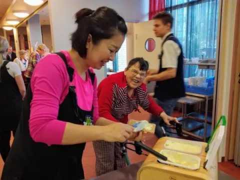 Hoiva-avustajaopiskelija auttaa ruuanlaitossa