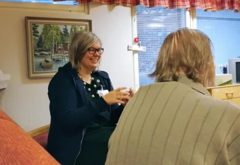 Ihmiset keskustelevat keskenään