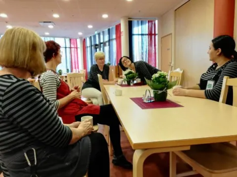 ihmiset keskustelevat keskenään