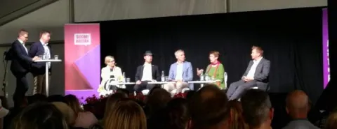 ihmiset keskustelevat lavalla