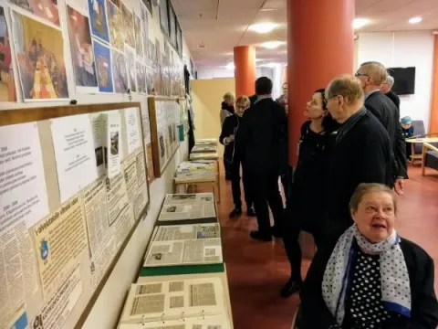 ihmiset katselevat kuvia