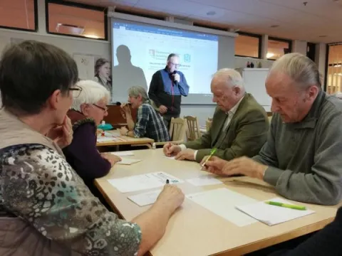 ihmiset tekevät visaa