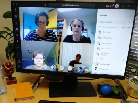 ihmiset ovat videopalaverissa