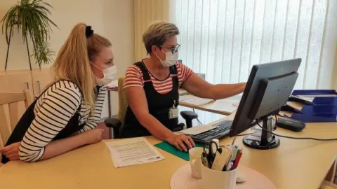 ihmiset tutustuvat aineistoon