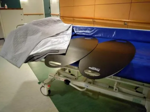 Kuvassa on potilassiirto välineitä