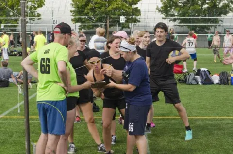 Ihmiset pelaavat lentopalloa