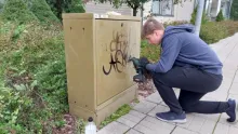 ihminen hioo sähkökaappia