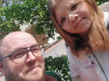 Mies ja nainen katsovat kameraan