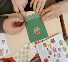 ihmiset askartelevat joulukortteja