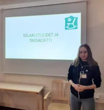 Ihminen seisoo valkokankaan edessä