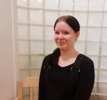 Tettiläinen hymyilee kameraan