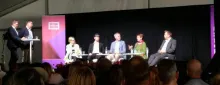 ihmiset keskustelevat lavalla