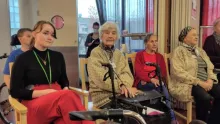 ihmiset kuuntelevat musiikkia