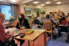 työharjoittelija pelaa asiakkaan kanssa
