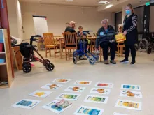 vanhukset pelaavat